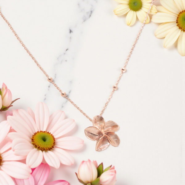 Collar de  flor plumeria
